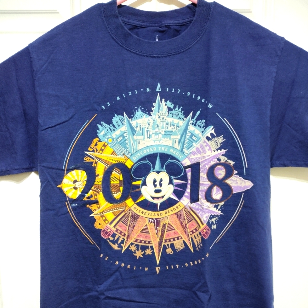 2018 Disney Parks T-shirt Size Medium Disneyland Resort